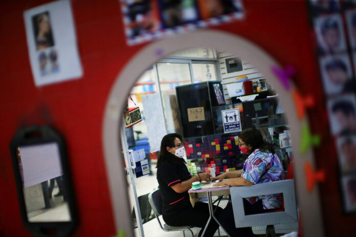 Imagen de archivo. Una estilista hace la manicura a una mujer en el salón de belleza "Imagen", mientras continúa el brote de la enfermedad del coronavirus (COVID-19) en Ciudad de México, México. 22 de septiembre de 2020. REUTERS / Edgard Garrido