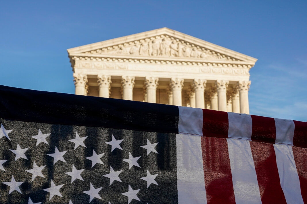 Imagen de archivo de una bandera estadounidense durante una manifestación frente a la Corte Suprema en Washington, D.C., EEUU. 26 octubre 2020. REUTERS/Joshua Roberts
