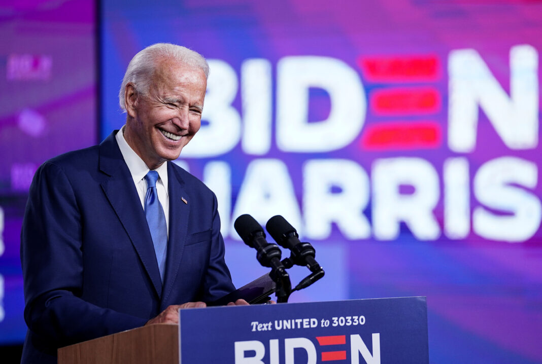 El nominado presidencial demócrata y ex vicepresidente de Estados Unidos Joe Biden discute su plan para abrir las escuelas en medio de la enfermedad de coronavirus (COVID-19) durante un discurso en Wilmington, Delaware, EEUU, 2 de septiembre del 2020. REUTERS/Kevin Lamarque