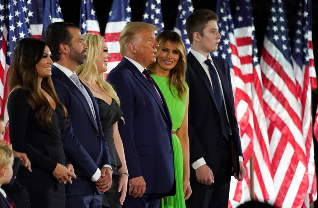 El presidente de los Estados Unidos Donald Trump, la primera dama Melania Trump y su familia durante el evento final de la Convención Nacional Republicana en Washington, Estados Unidos, el 27 de agosto de 2020. REUTERS/Kevin Lamarque