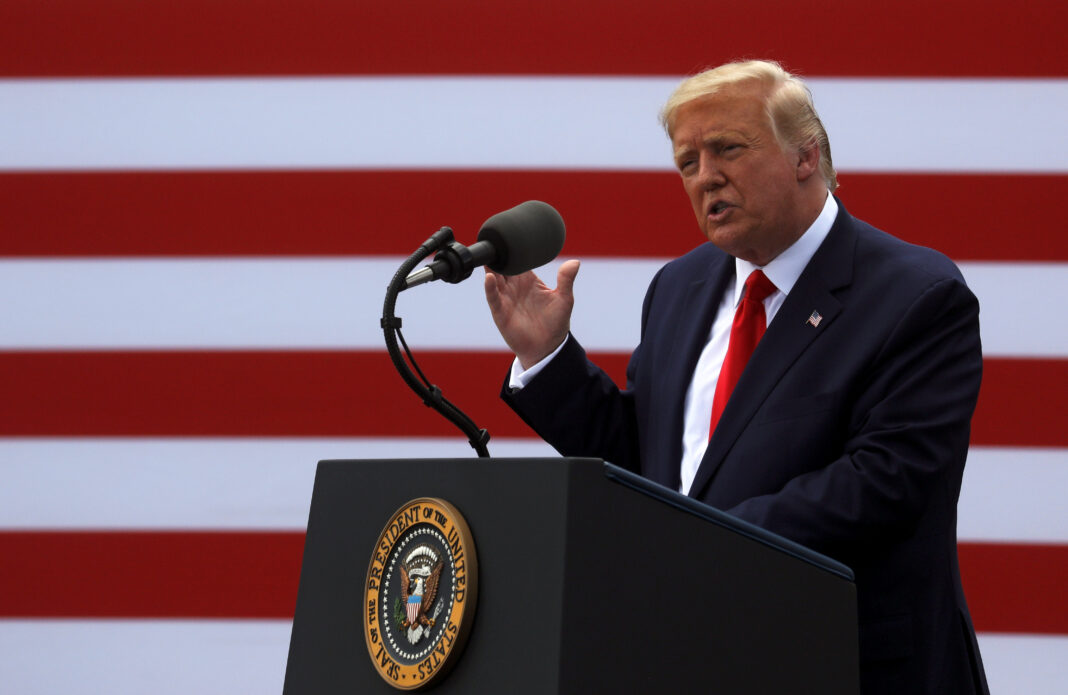 El presidente de los Estados Unidos, Donald Trump, pronuncia unas palabras en el acorazado USS Carolina en el Norte en Wilmington, Carolina del Norte, EEUU, el 2 de septiembre, 2020. REUTERS/Leah Millis