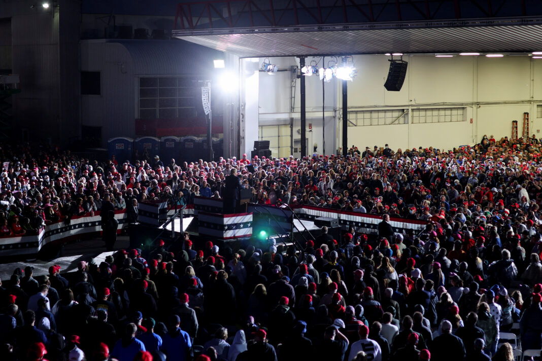 El presidente de EEUU, Donald Trump, habla durante un evento de campaña en el aeropuerto internacional de MBS, en Freeland, Michigan, EEUU, el 10 de septiembre, 2020. REUTERS/Jonathan Ernst