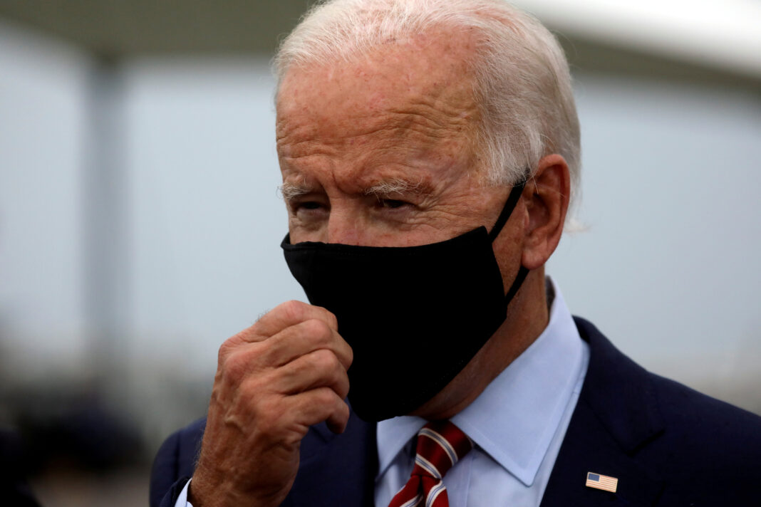 FOTO DE ARCHIVO: El candidato demócrata a la presidencia de Estados Unidos, Joe Biden, se ajusta la mascarilla antes de partir a Orlando desde el Aeropuerto Internacional de Tampa, Florida, Estados Unidos. 15 de septiembre de 2020. REUTERS/Leah Millis/File Photo