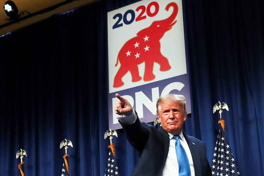 El presidente de EEUU, Donald Trump, saluda tras dar un discurso en el primer día de la Convención Nacional Republicana en Charlotte, Carolina del Norte, EEUU. 24 agosto 2020. REUTERS/Leah Millis