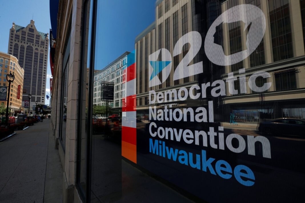 Un cartel anuncia la Convención Nacional Demócrata en Milwaukee, Wisconsin, EEUU. 16 agosto 2020. REUTERS/Brian Snyder