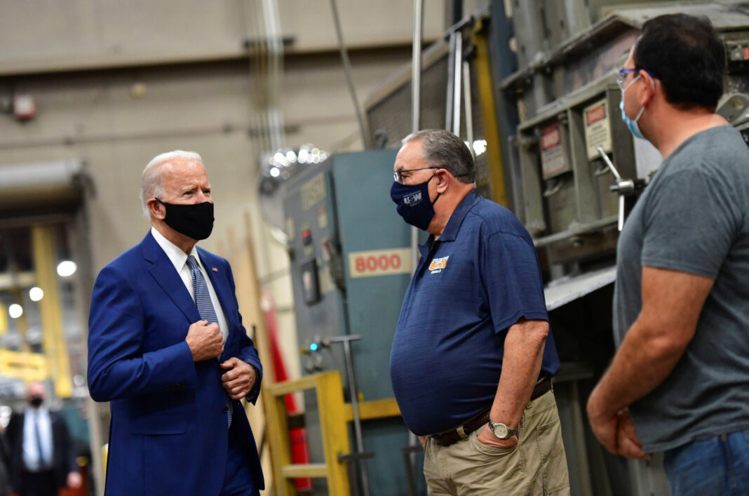 El candidato presidencial demócrata y exvicepresidente de EEUU Joe Biden habla con los trabajadores mientras recorre Wisconsin Aluminium Foundry en un evento de campaña en la fábrica en Manitowoc, Wisconsin. 21 de septiembre de 2020. REUTERS/Mark Makela