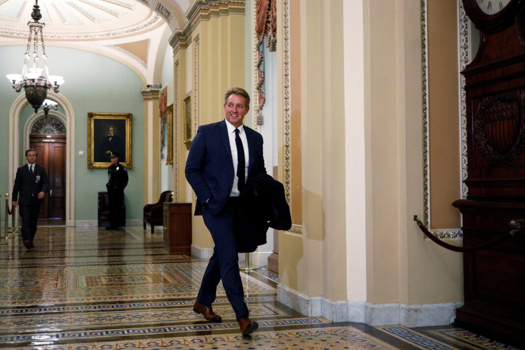 IMAGEN DE ARCHIVO. Elexsenador Jeff Flake camina por el corredor del Reloj de Ohio en el Capitolio fuera de la Cámara del Senado, en Washington, EEUU, Enero 21, 2020. REUTERS/Tom Brenner