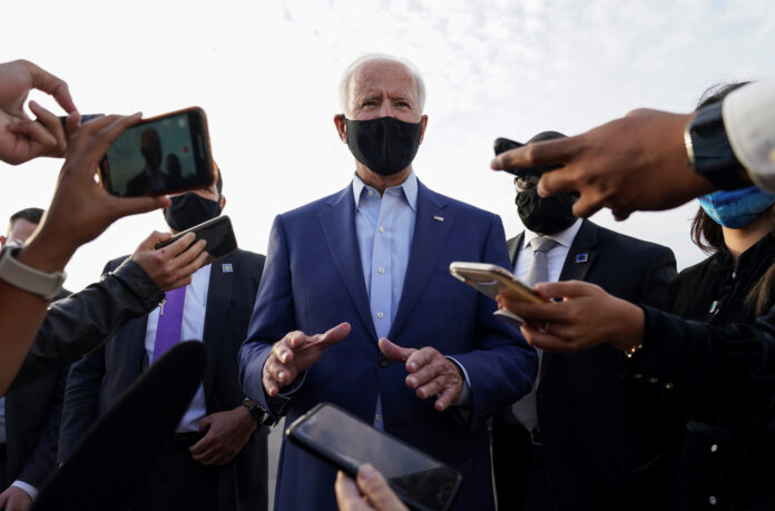 El candidato presidencial demócrata de Estados Unidos, Joe Biden, habla con los periodistas después de hacer campaña en Charlotte, Carolina del Norte, Estados Unidos. 23 de septiembre de 2020. REUTERS/Kevin Lamarque