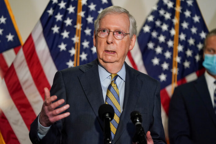 FOTO DE ARCHIVO: El líder de la Mayoría del Senado, Mitch McConnell, en el Capitolio en Washington, EEUU, el 22 de septiembre de 2020. REUTERS/Joshua Roberts/Foto de archivo