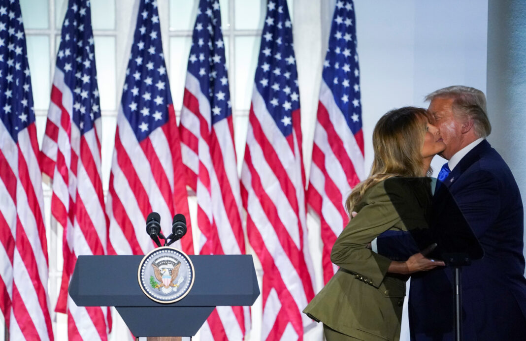 Melania Trump besa a su marido, el presidente Trump, tras su discurso en la Casa Blanca, Washington, EEUU. 25 de agosto de 2020. REUTERS/Kevin Lamarque