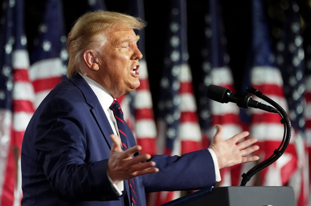 El presidente de los Estados Unidos Donald Trump pronuncia su discurso de aceptación como candidato presidencial republicano en la Casa Blanca en Washington, Estados Unidos, el 27 de agosto de 2020. REUTERS/Kevin Lamarque