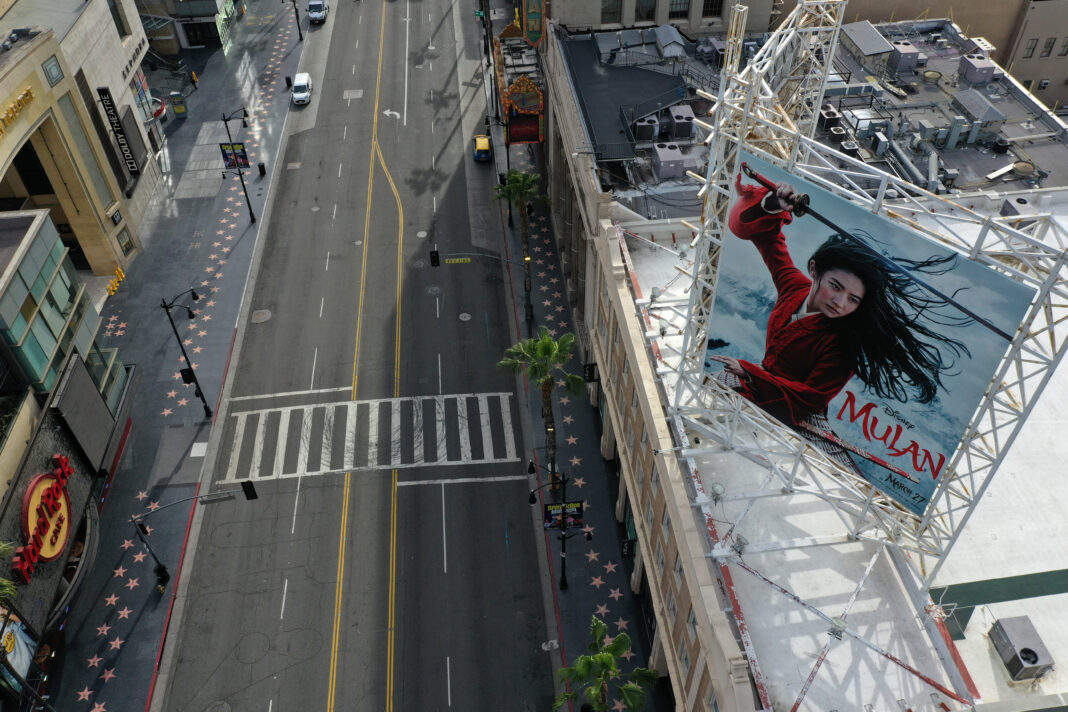 FOTO DE ARCHIVO. Un cartel de la cinta "Mulan" de Disney, que debía estrenarse a fines de marzo, puede verse en el Hollywood Boulevard en Los Ángeles. REUTERS/Lucy Nicholson