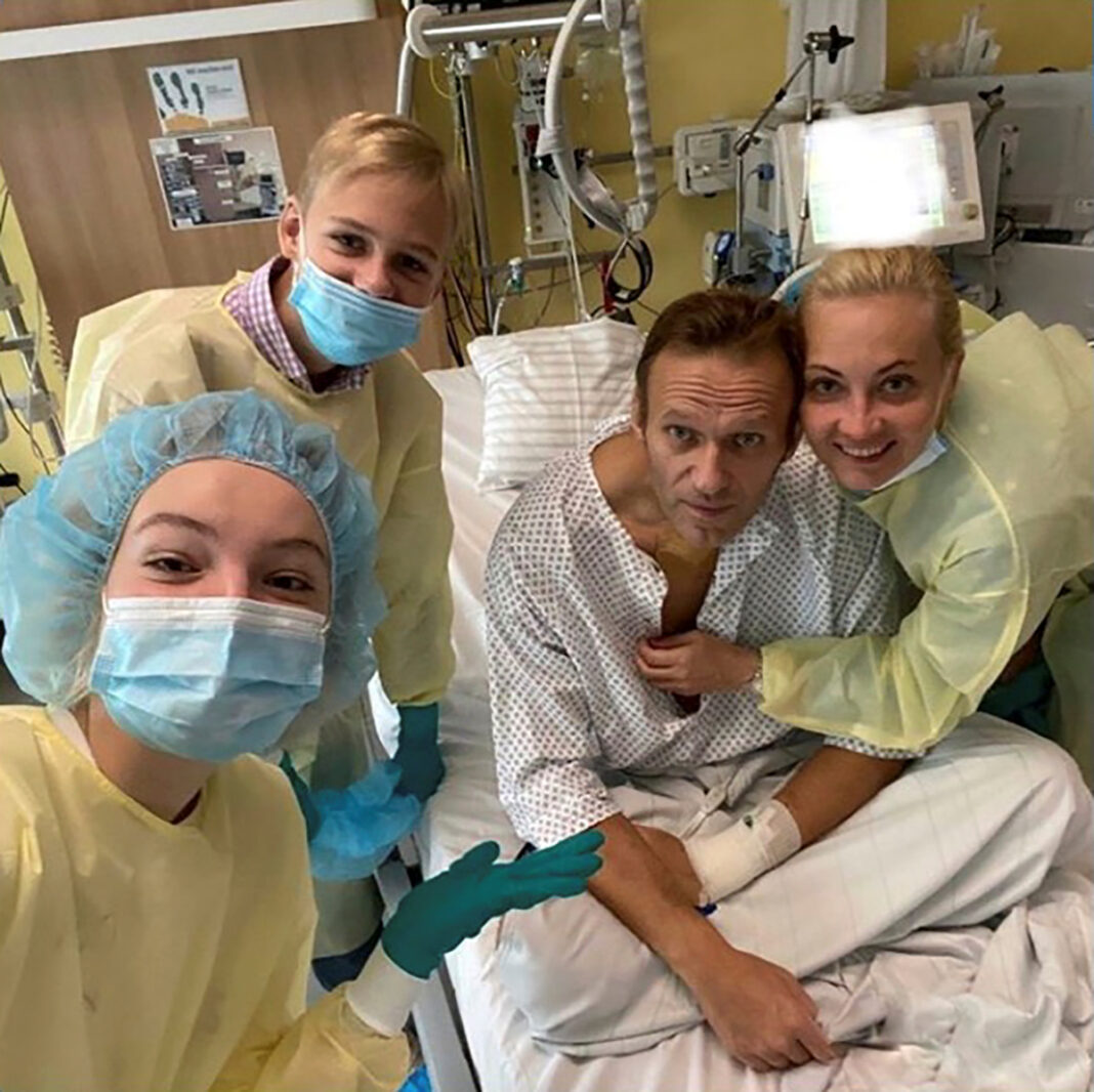 El opositor ruso Alexei Navalny junto a miembros de su familia posa para una foto en el hospital Charite de Berlín, Alemania, en esta foto sin fecha obtenida en las redes sociales el 15 de septiembre de 2020. Cortesía de Instagram @NAVALNY/Redes sociales vía REUTERS