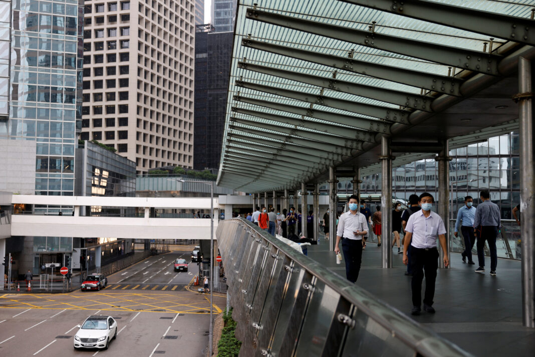Foto ilustrativa del lunes de gente caminando por el distrito financiero de Hong Kong.