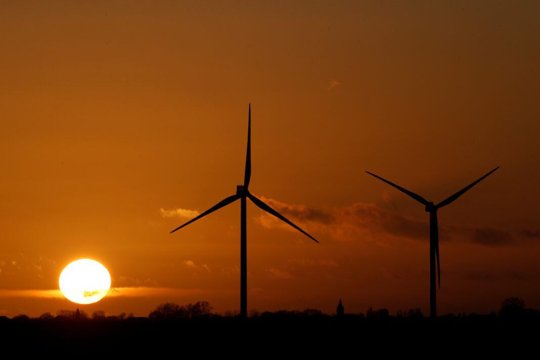 Foto de archivo de un campo de energía eólica en Flesquieres, cerca de Cambrai, Francia. Ma 3, 2020. REUTERS/Pascal Rossignol