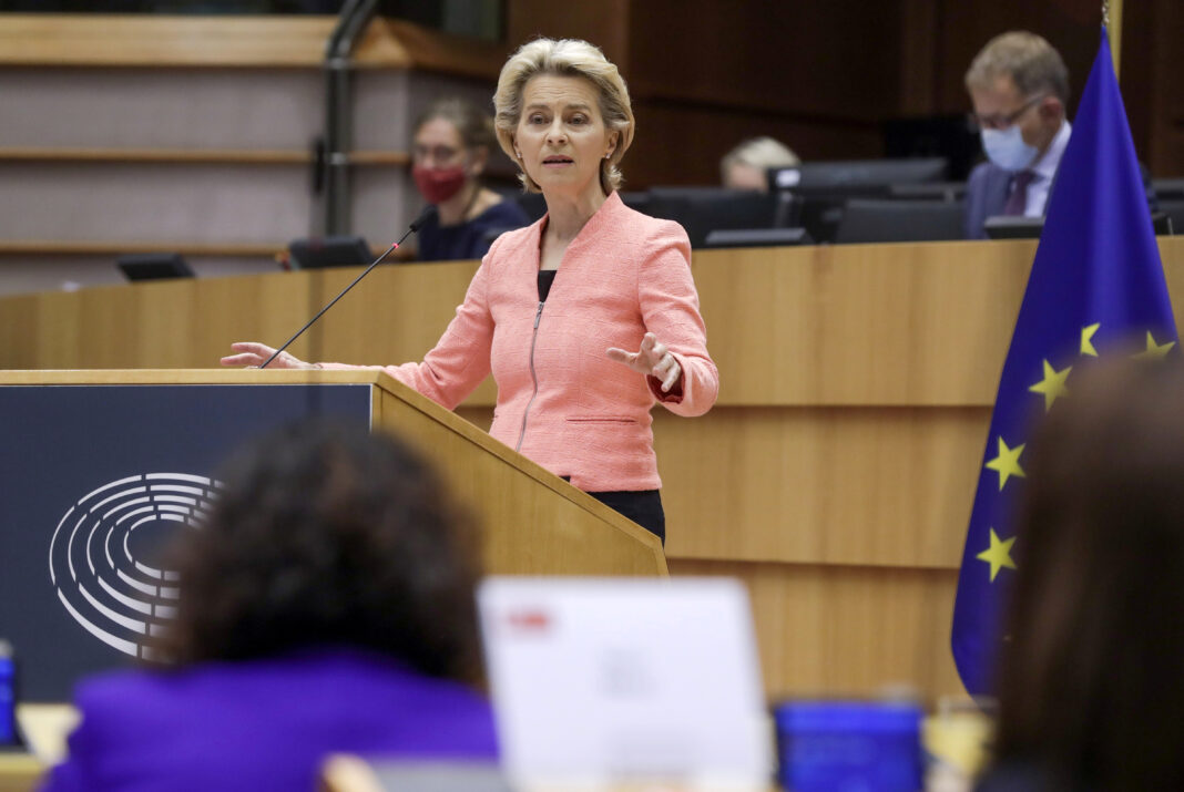 La presidenta de la Comisión Europea, Ursula von der Leyen, durante una sesión plenaria del Parlamento Europeo en Bruselas, Bélgica, el 16 de septiembre de 2020. Olivier Hoslet/Pool vía REUTERS