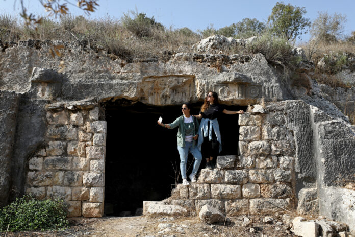 Las jóvenes blogueras de viajes Malak Hasan y Bisan Alhajhasan se hacen una selfi en los restos de un sitio arqueológico, en la aldea de Aboud, cerca de Ramallah, Cisjordania, Palestina. September 15, 2020. REUTERS/Ammar Awad