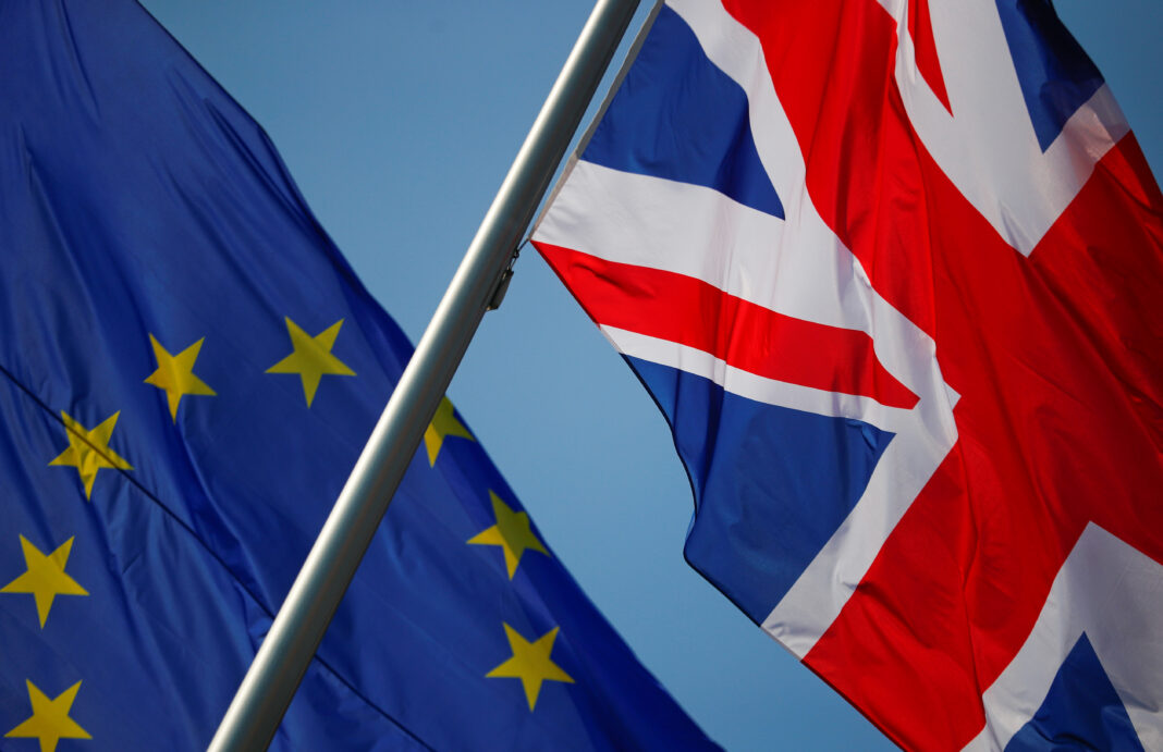 Imagen de archivo de las banderas de la Unión Europea y Reino Unido ondeando frente a la cancillería en Berlín, Alemania. 9 de abril, 2019. REUTERS/Hannibal Hanschke/Archivo