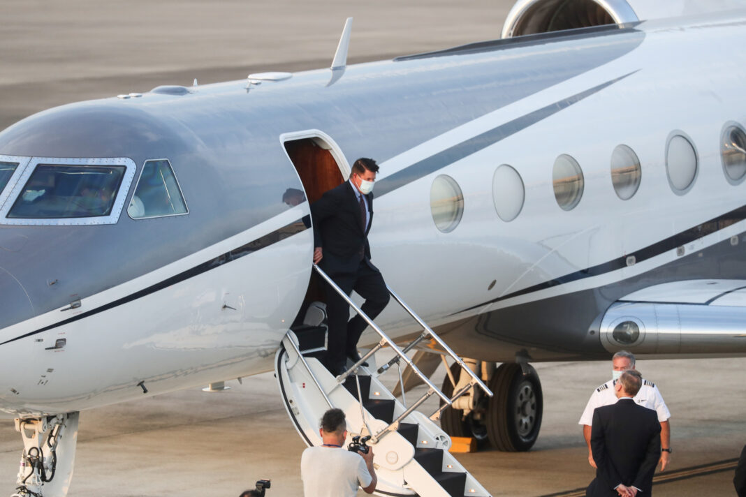 FOTO DE ARCHIVO. El subsecretario de Asuntos Económicos de EEUU, Keith Krach, llega al aeropuerto de Taipéi, Taiwán. 17 de septiembre de 2020. Central News Agency/Pool vía REUTERS