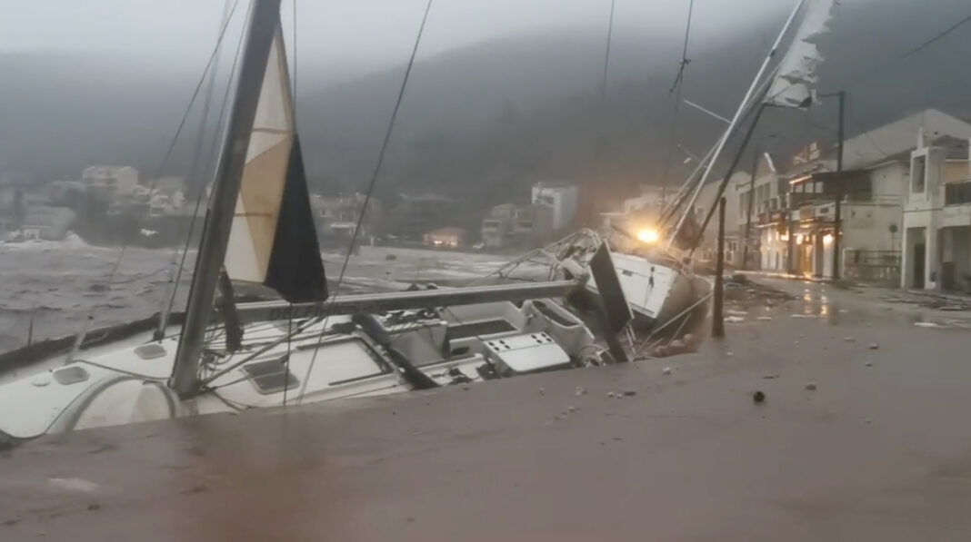 Imagen de un bote hundido durante la tormenta Ianos en Ágia Effimía, Cefalonia, Grecia. 18 de septiembre, 2020, tomada de un video publicado en redes sociales. Apostolos Moustakis/via REUTERS