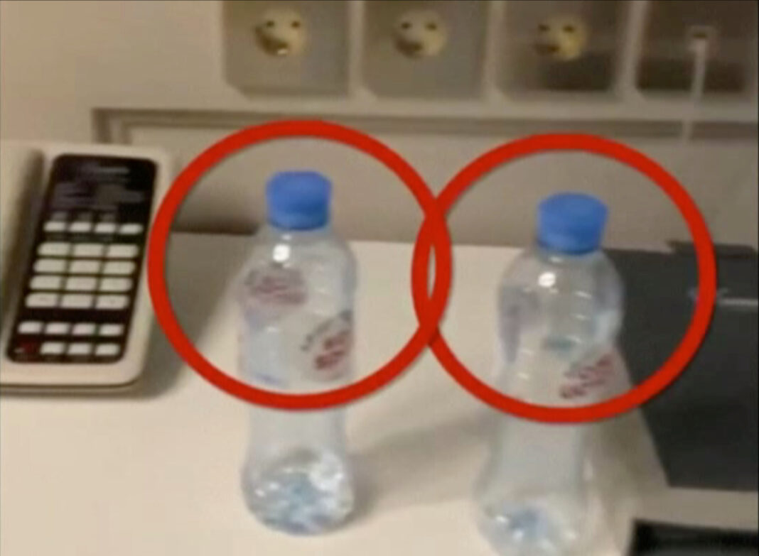 Dos botellas de agua en la habitación de hotel en la que se alojó el opositor ruso Alexei Navalny en la ciudad siberiana de Tomsk, en un fotograma de un video publicado en redes sociales y obtenido por Reuters. 17 septiembre 2020. Las marcas rojas son de la fuente. Cortesía de Instagram @NAVALNY/Redes sociales vía Reuters. ATENCIÓN EDITORES - ESTA IMAGEN FUE ENTREGADA POR UNA TERCERA PARTE. CRE´DITO OBLIGATORIO INSTAGRAM @NAVALNY. NO REVENTAS NI ARCHIVOS.