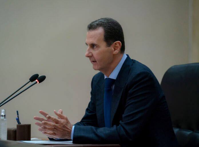 Imagen de archivo del presidente de Siria, Bashar al-Assad, habla ante la comisión gubernamental a cargo de las medidas para frenar la propagación del coronavirus, en Damasco, Siria. Imagen distribuida por SANA el 4 de mayo, 2020. SANA/Handout via REUTERS