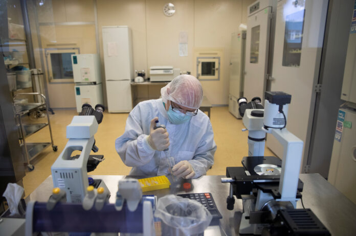 Un especialista trabaja en la planta farmacéutica de Binnopharm en el desarrollo de la vacuna "Gam-COVID-Vac" contra el coronavirus en Zelenogrado cerca de Moscú, Rusia. 18 septiembre 2020. REUTERS/Maxim Shemetov