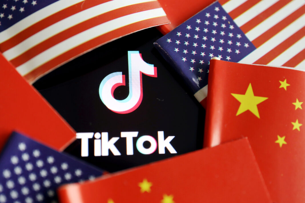 Ilustración de Tiktok con banderas EEUU y China, 16 julio 2020.