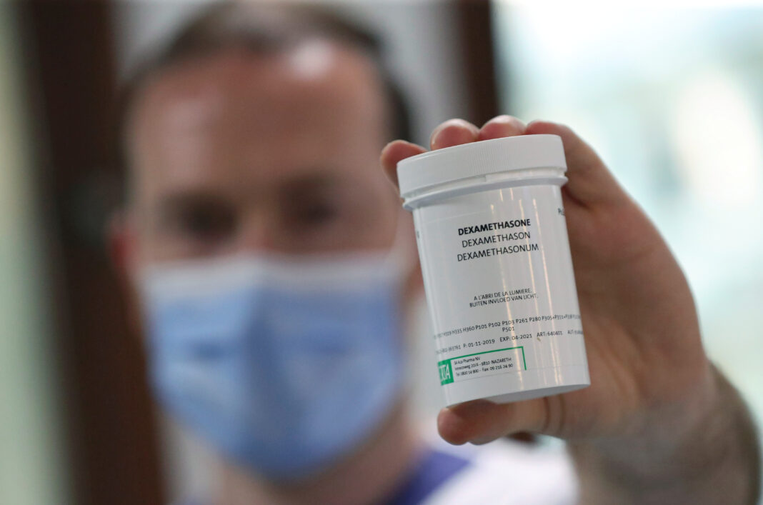 Imagen de archivo de un farmacéutico mostrando un bote de dexametasona en el Hospital Erasme de Bruselas, Bélgica. 16 junio 2020. REUTERS/Yves Herman