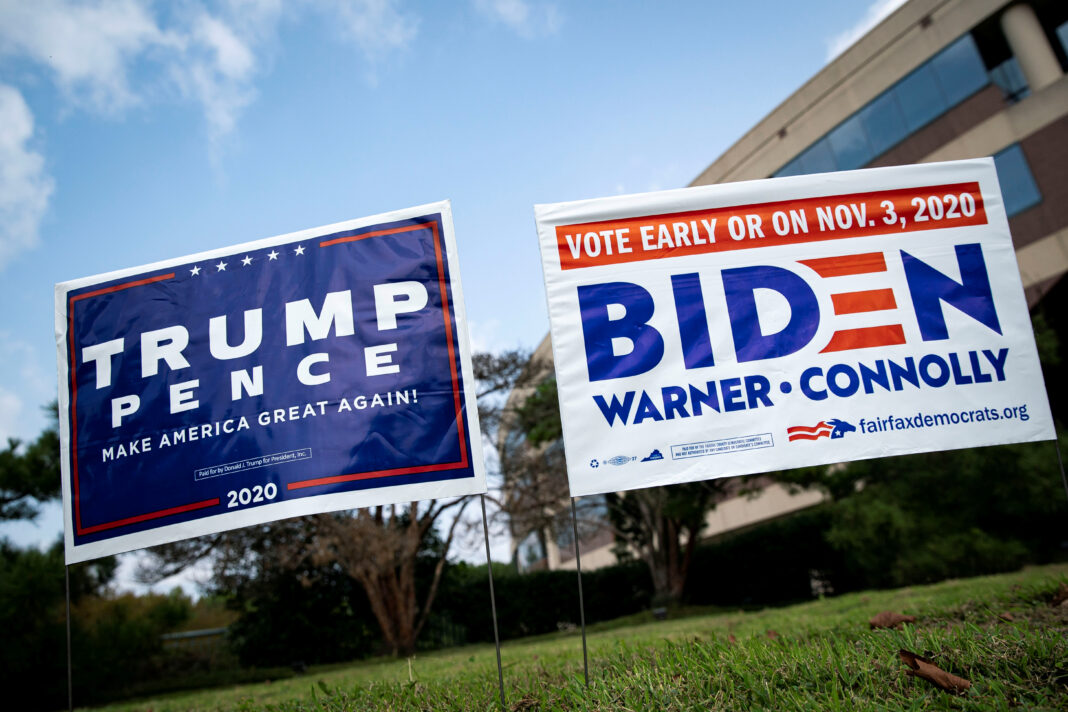Foto de archivo de carteles en respaldo a los candidatos a la presidencia de EEUU, Donald Trump y Joe Biden, en Fairfax, Virginia. Sep 18, 2020. REUTERS/Al Drago