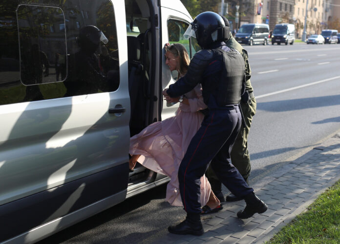 Agentes de seguridad detienen a una mujer en Minsk, Belarús, el 26 de septiembre de 2020. Tut.By vía REUTERS