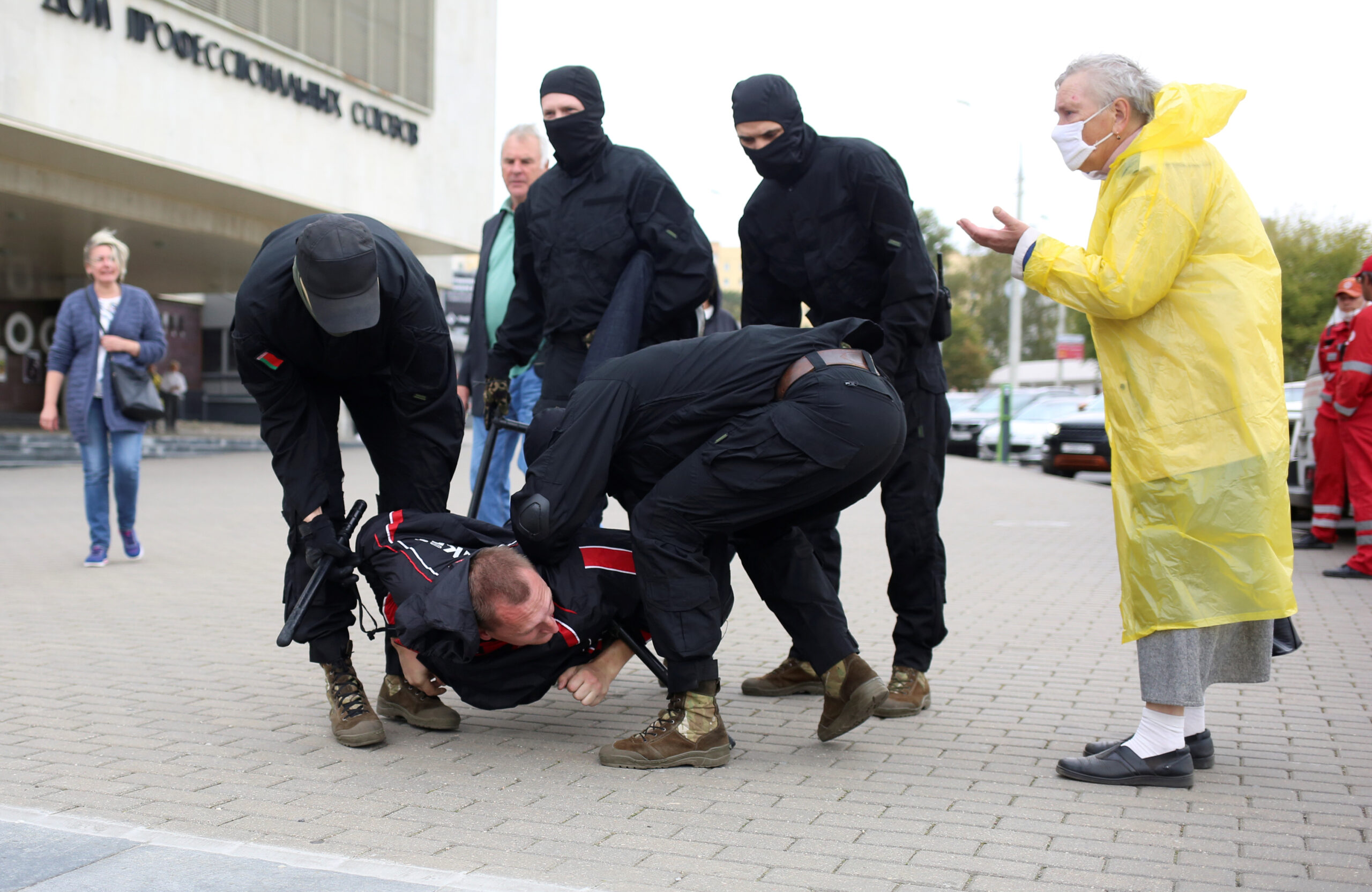 Personas no identificadas enmascaradas, supuestamente miembros de las fuerzas del orden de Belarús, detienen a un hombre en Minsk, Belarús, el 27 de septiembre de 2020. REUTERS/Stringer