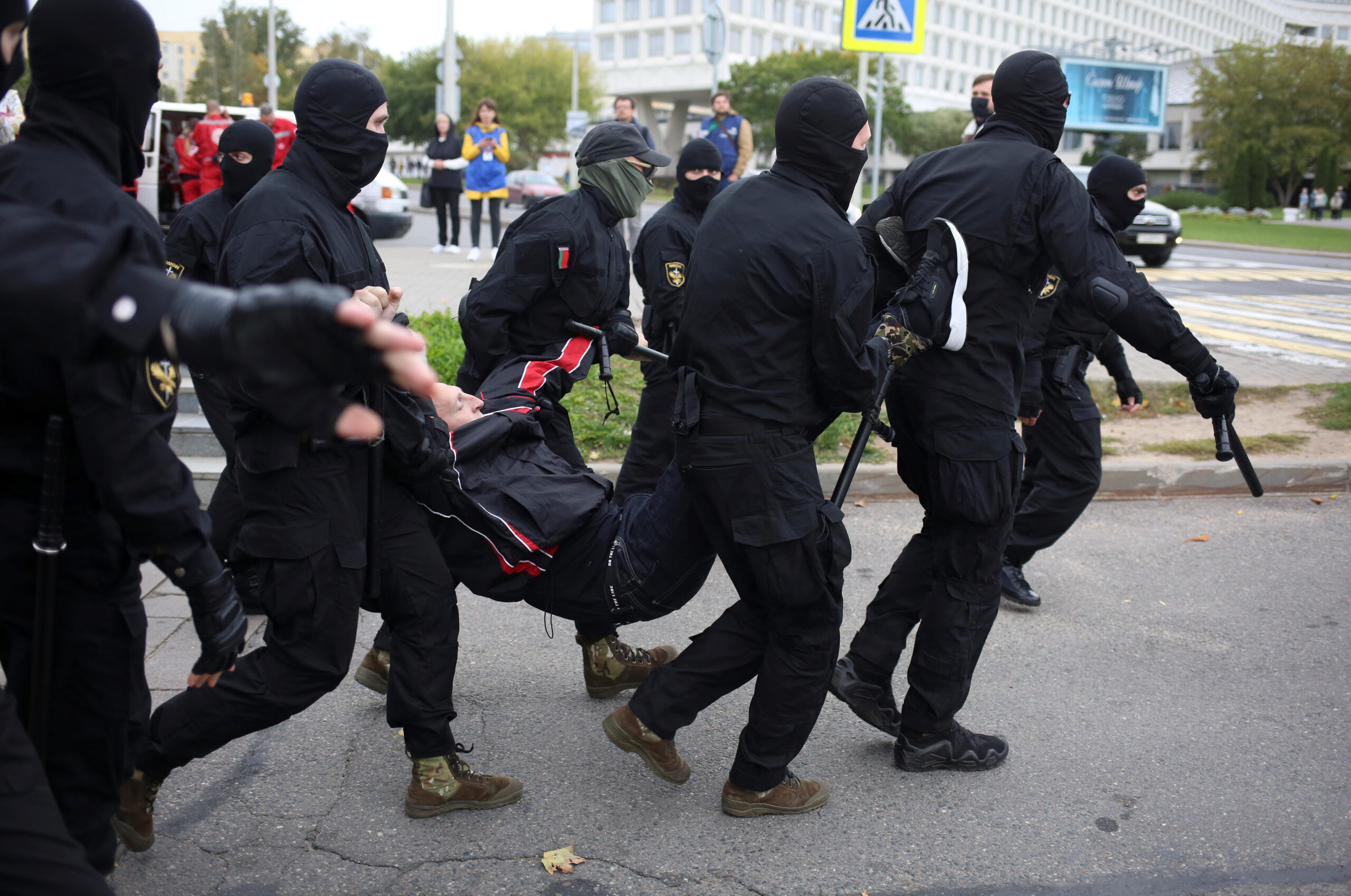Agentes del orden público belarusos detienen a un hombre durante una manifestación en Minsk, Belarús, el 27 de septiembre de 2020. Tut.By vía REUTERS