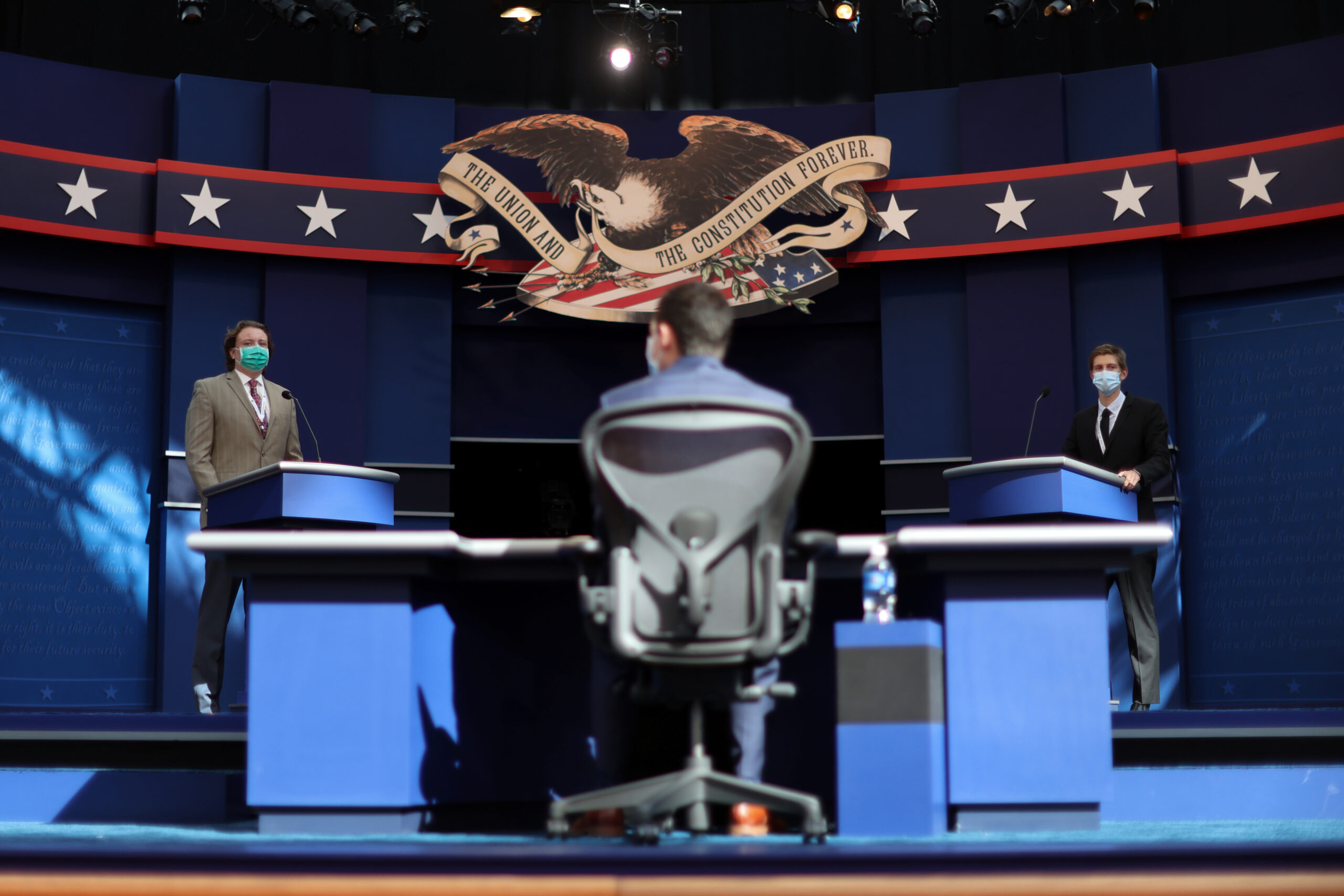 Estudiantes sustituyen al presidente estadounidense Donald Trump y al candidato presidencial demócrata y exvicepresidente Joe Biden mientras los técnicos preparan el escenario para su primer debate presidencial en el campus de la Clínica Cleveland en Cleveland, Ohio, EEUU. 28 de septiembre de 2020. REUTERS/Jonathan Ernst