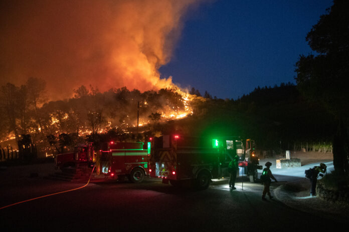 Bomberos protegen una residencia de las llamas del incendio "Glass Fire" en un viñedo en Deer Park, California, Estados Unidos. 27 de septiembre, 2020. REUTERS/Adrees Latif