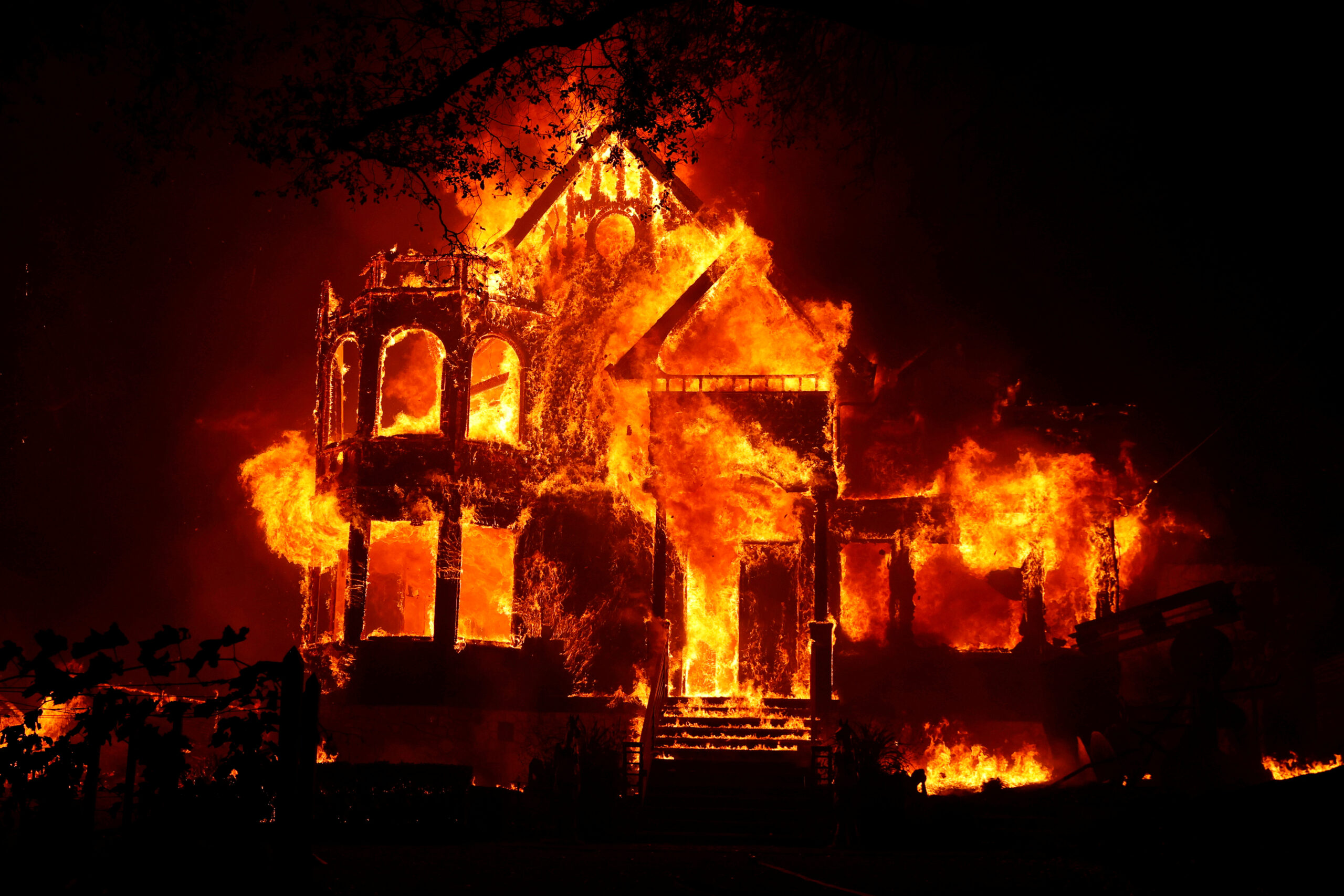 Una casa es totalmente envuelta por las llamas durante el incendio "Glass Fire" en St. Helena, California, Estados Unidos. 27 de septiembre, 2020. REUTERS/Stephen Lam