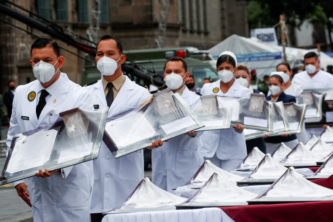 Personal médico recibe una distinción especial del presidente de México, Andrés Manuel López Obrador (quien no aparece en la foto), por su trabajo durante la epidemia del coronavirus, en la Plaza del Zócalo, en Ciudad de México, México. 16 de septiembre de 2020. REUTERS/Carlos Jasso