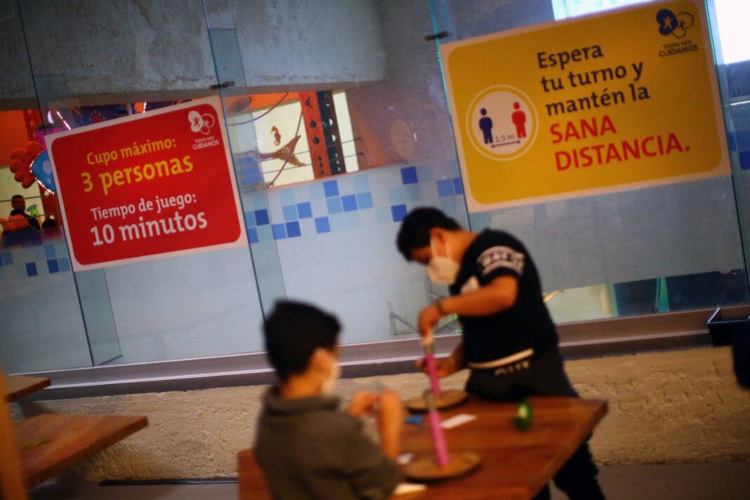 Imagen de archivo. Dos menores juegan en el Papalote Museo del Niño, en su reapertura, después de permanecer cerrado desde marzo debido a la epidemia de coronavirus, en Ciudad de México. 18 de septiembre de 2020. REUTERS / Edgard Garrido