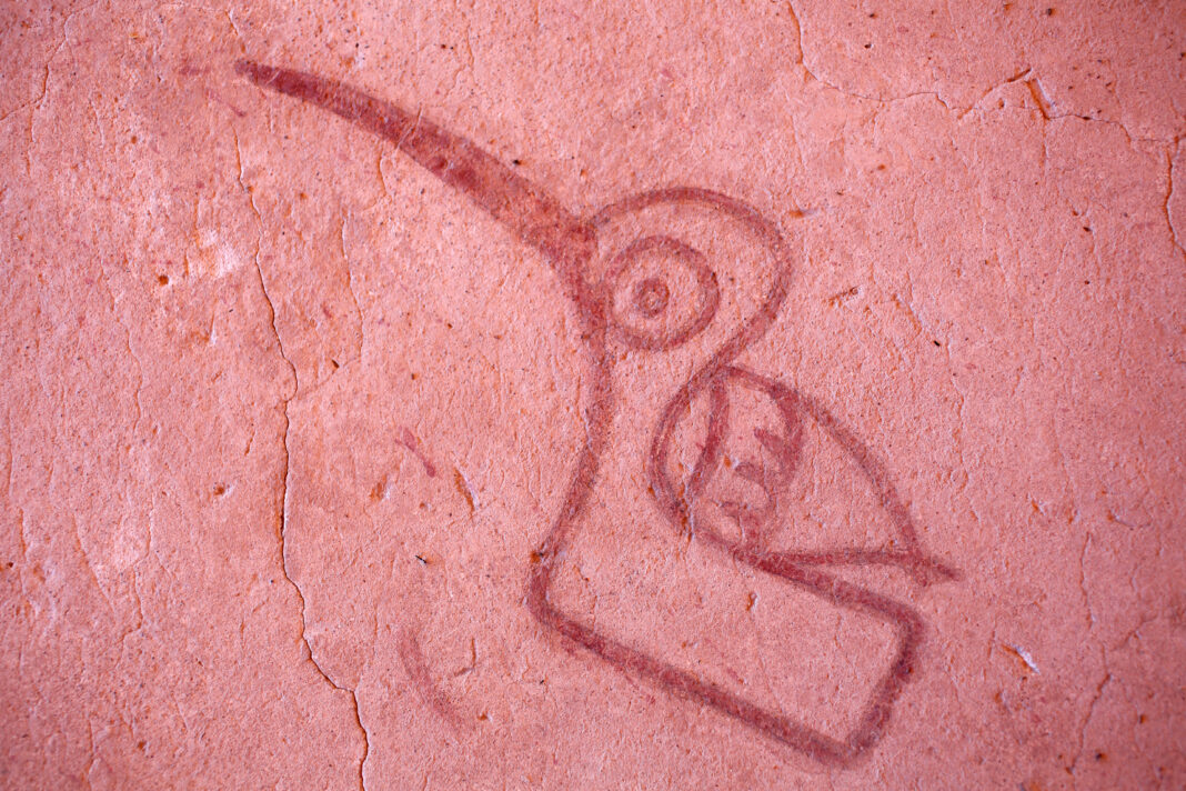 Primer plano de un glifo identificado como la representación de un colibrí de forma rectangular de perfil con un pico largo y un ala extendida, datado probablemente entre 300-400 d.C. y encontrado en el piso de la Plaza de los Glifos en La Ventilla, ruinas de Teotihuacán, México, 7 noviembre 2019.