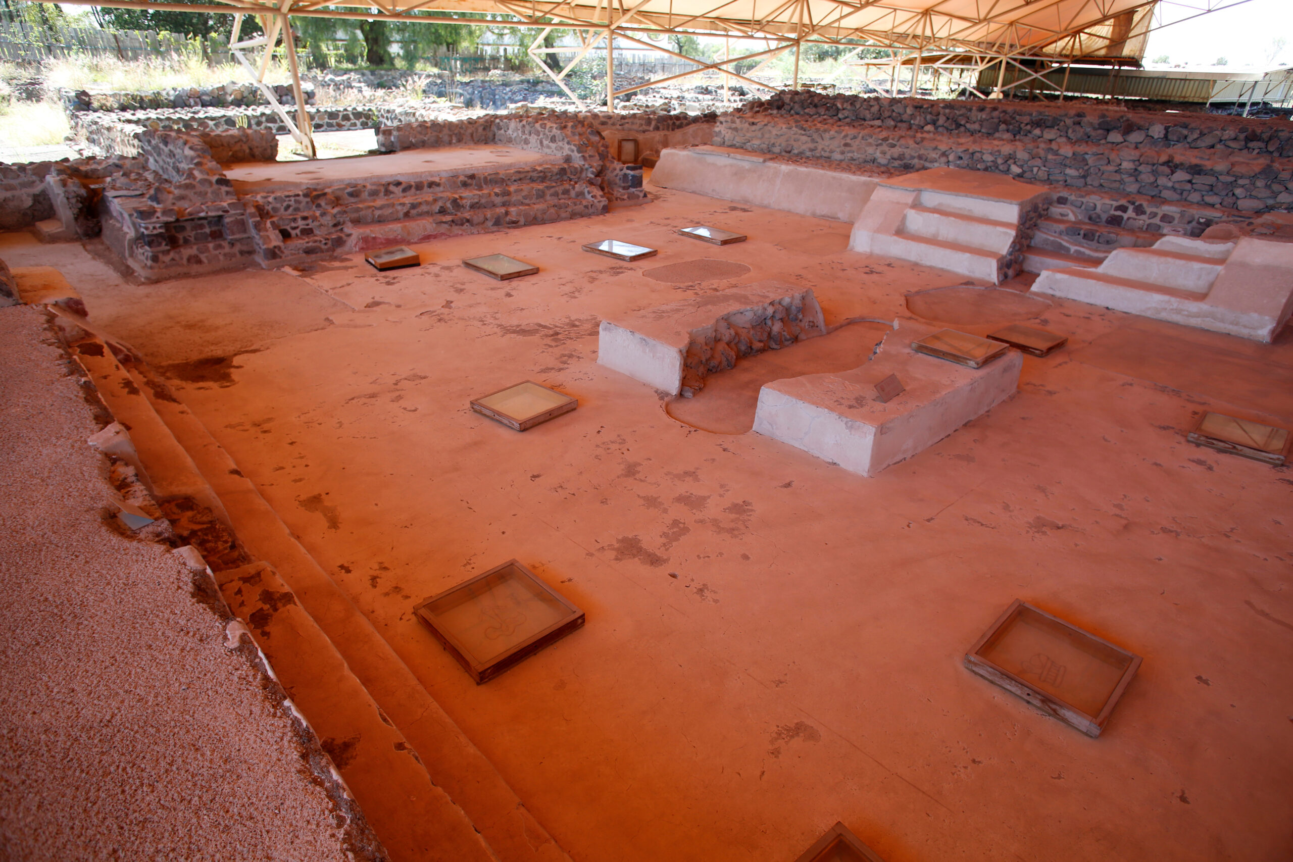 Una vista de gran angular de la Plaza de los Glifos, un patio con 42 letreros y símbolos pintados en el piso que marcan el texto teotihuacano más largo encontrado hasta ahora, datado probablemente entre 300-400 d.C., en La Ventilla, en ruinas Teotihuacán, México, 7 noviembre 2019.