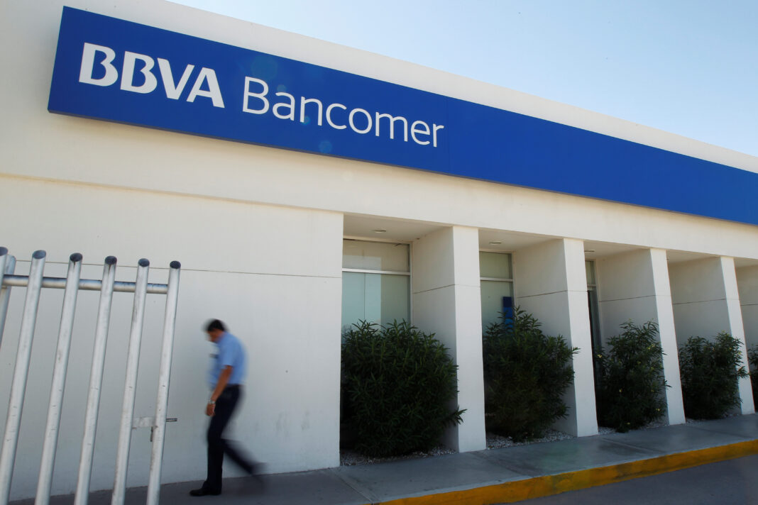 FOTO DE ARCHIVO. Un hombre pasa junto a una sucursal bancaria de BBVA Bancomer, en Ciudad Juárez, México. 13 de septiembre de 2018. REUTERS/José Luis González