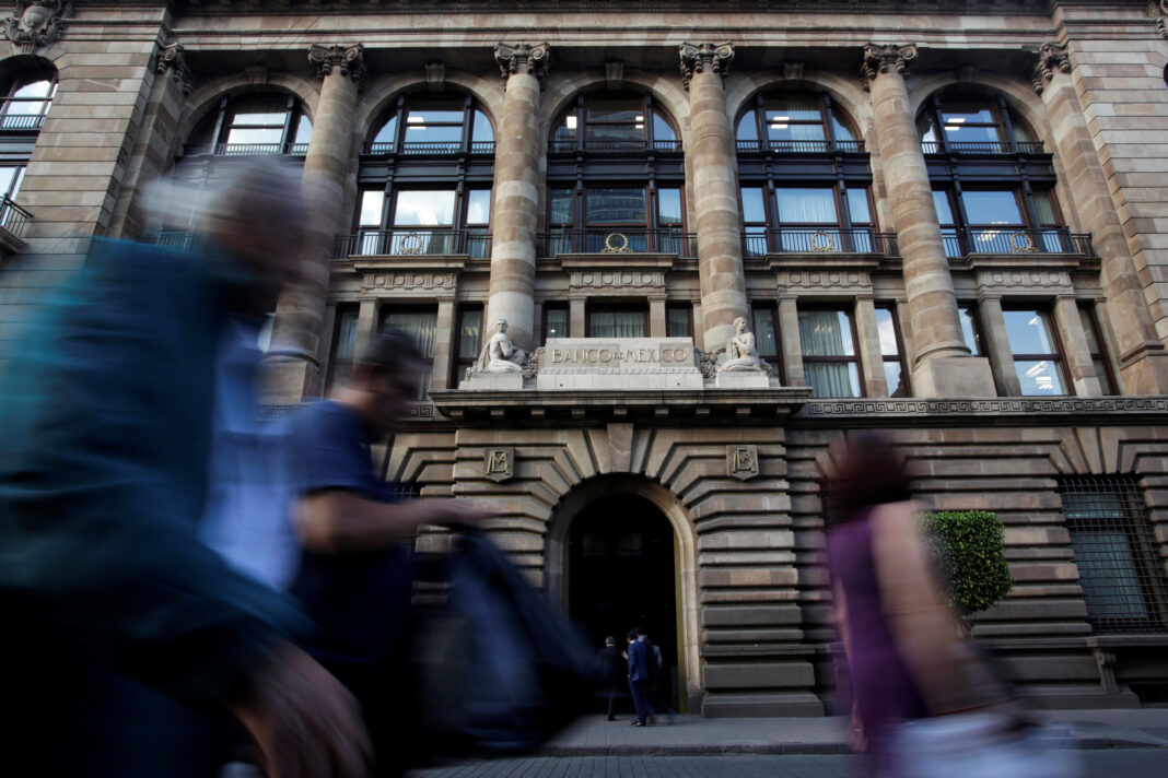 La gente pasa frente al edificio del banco central de México (Banco de México) en el centro de Ciudad de México, México el 28 de febrero de 2019. Foto tomada el 28 de febrero de 2019. REUTERS / Daniel Becerril/ Foto de archivo  