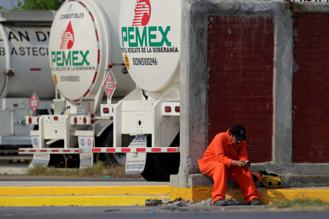 Imagen de archivo. Un trabajador de la empresa estatal mexicana Pemex es visto durante una protesta en contra de una propuesta para cerrar la refinería Cadereyta, en las afueras de Monterrey, México. 6 de agosto de 2020. REUTERS/Daniel Becerril/File Photo