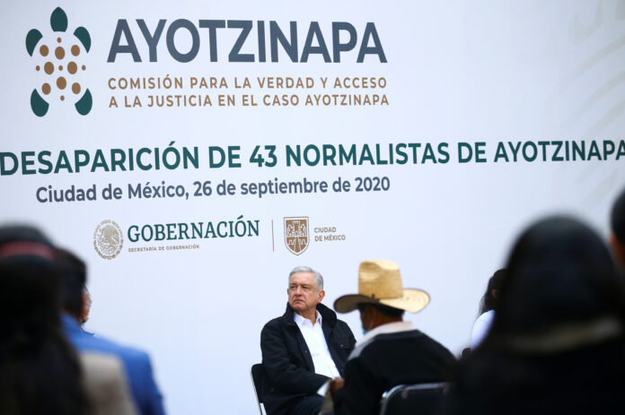 El presidente de México, Andrés Manuel López Obrador, asiste a Palacio Nacional en Ciudad de México, a la entrega del informe sobre la desaparición de 43 estudiantes del magisterio de Ayotzinapa, en el sexto aniversario de los hechos. 26 de septiembre de 2020. REUTERS / Edgard Garrido