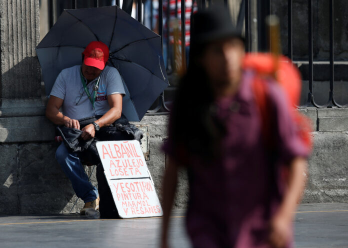 Un albañil espera por trabajo fuera de la Catedral Metropolitana en la Plaza Zócalo en Ciudad de México, México, 9 de noviembre de 2017. REUTERS / Henry Romero/ foto de archivo