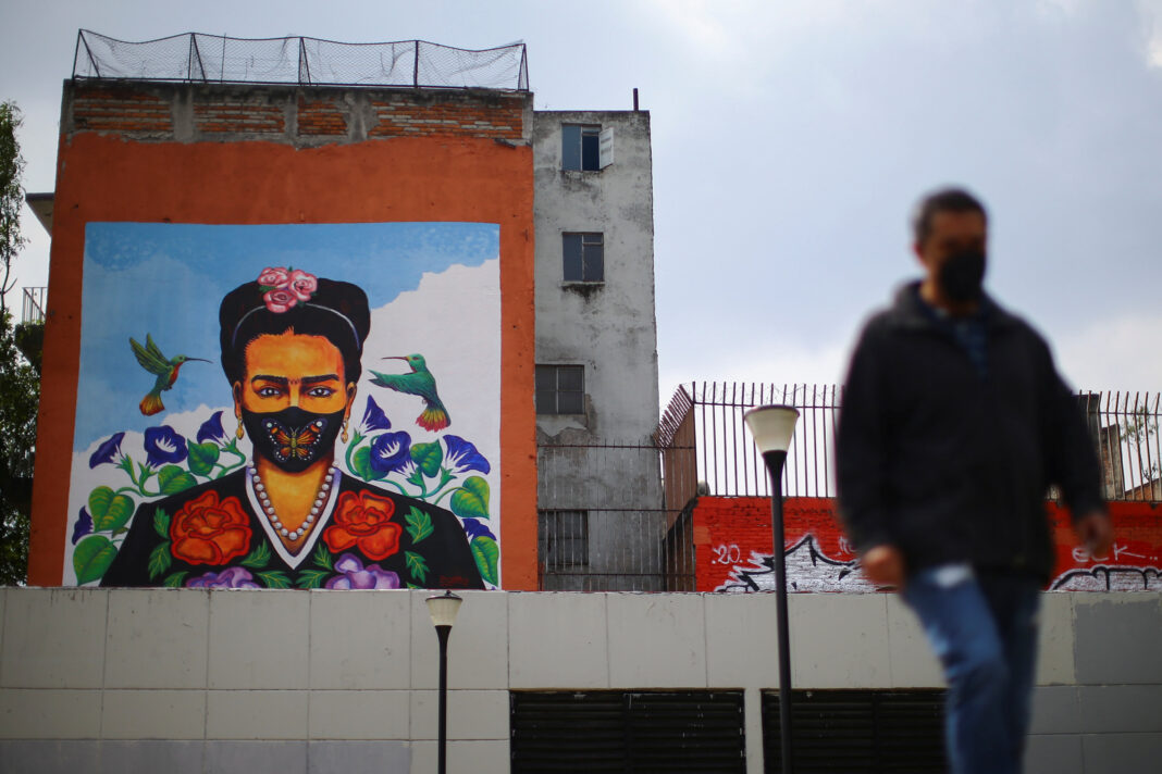Imagen de archivo. Un mural de la artirsta mexicana Frida Kahlo con una mascarilla es visto mientras continúa la pandemia del coronavirus en Ciudad de México, México. 24 de septiembre de 2020. REUTERS/Edgard Garrido