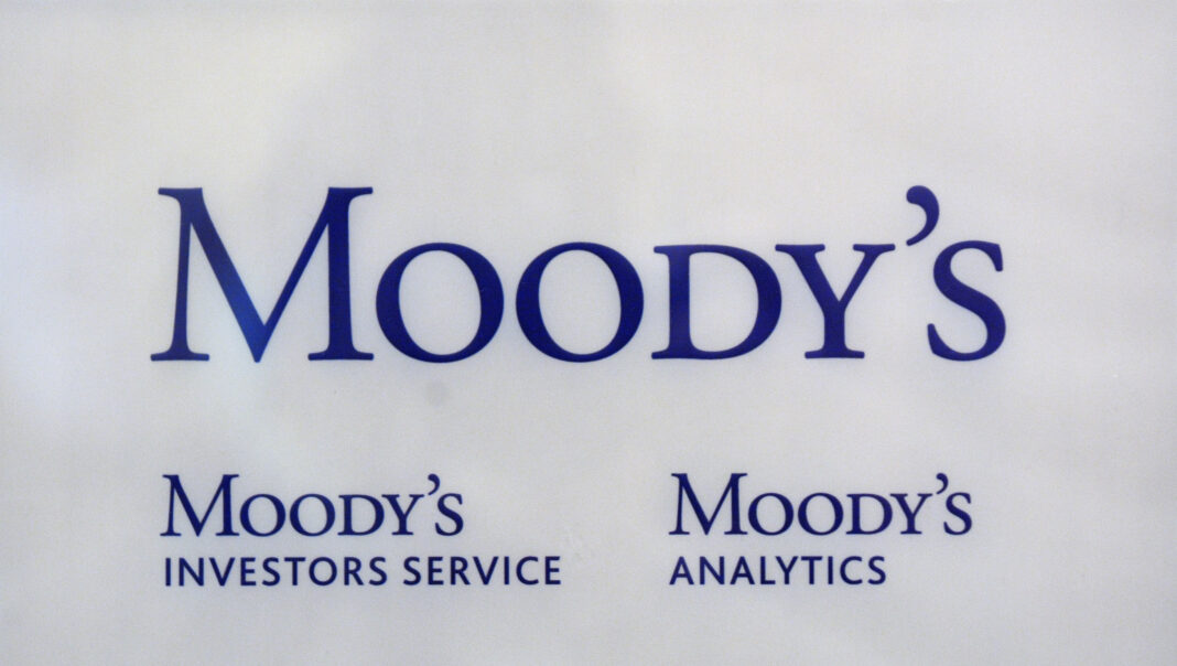 Foto de archivo del logo de Moody's en las oficinas de la agencia calificadora en París. Oct 24, 2011. REUTERS/Philippe Wojazer