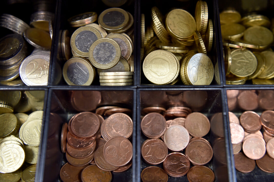 Foto de archivo. Monedas de euro en un negocio en Bruselas. Bélgica, 14 de noviembre de 2017 REUTERS/Eric Vidal