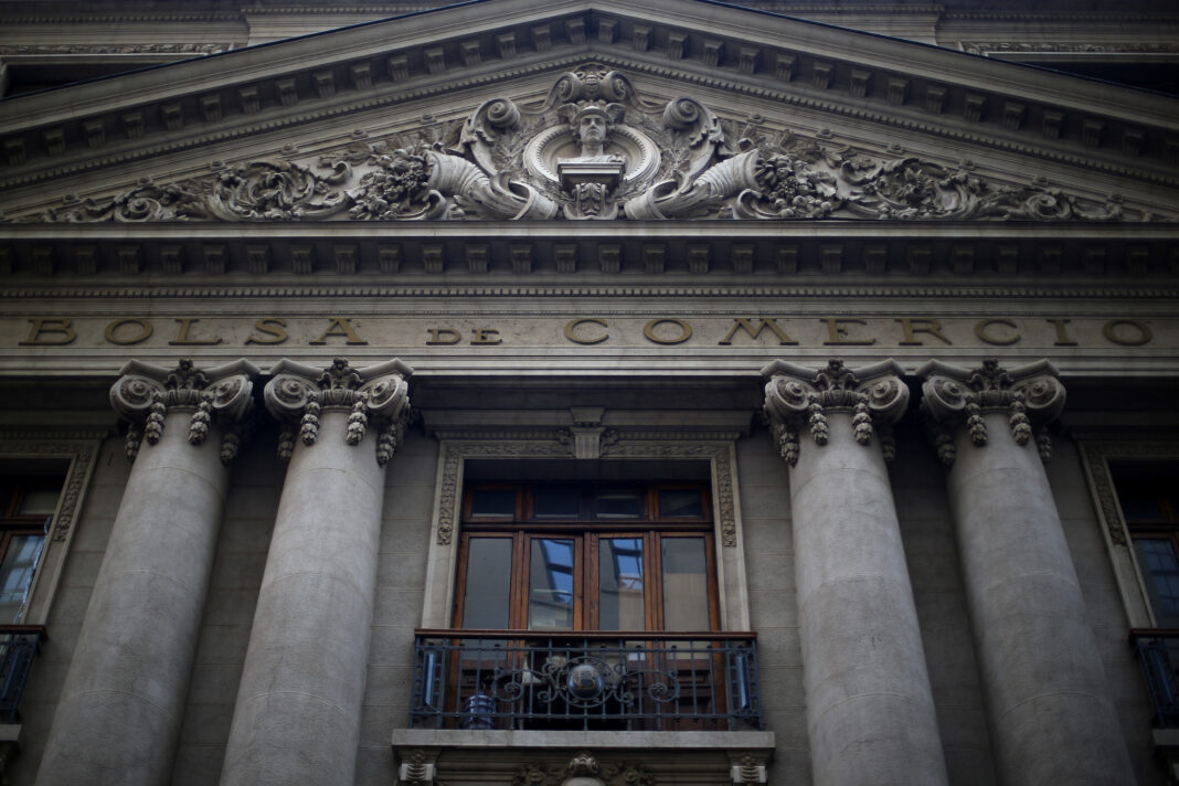 Foto de archivo del edificio de la Bolsa de Comercio de Santiago, Chile. Septiembre, 2017. REUTERS/Iván Alvarado