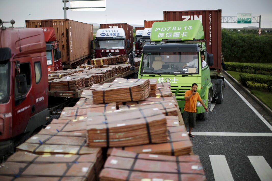 FOTO DE ARCHIVO. Se ven camiones que transportan cobre y otros bienes esperando para ingresar a un área de la Zona de Libre Comercio de Shanghái, en Shanghái, China. 24 de septiembre de 2014. REUTERS/Carlos Barría